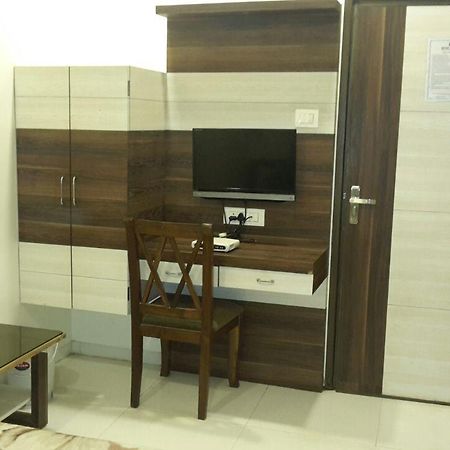 Hotel Crystal Vadodara Eksteriør bilde