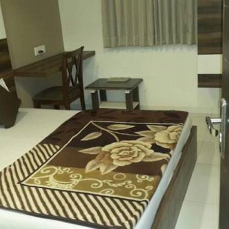 Hotel Crystal Vadodara Eksteriør bilde