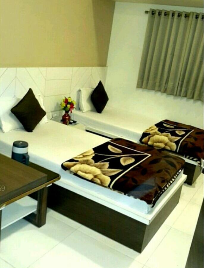 Hotel Crystal Vadodara Eksteriør bilde