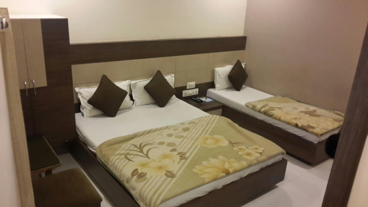 Hotel Crystal Vadodara Eksteriør bilde