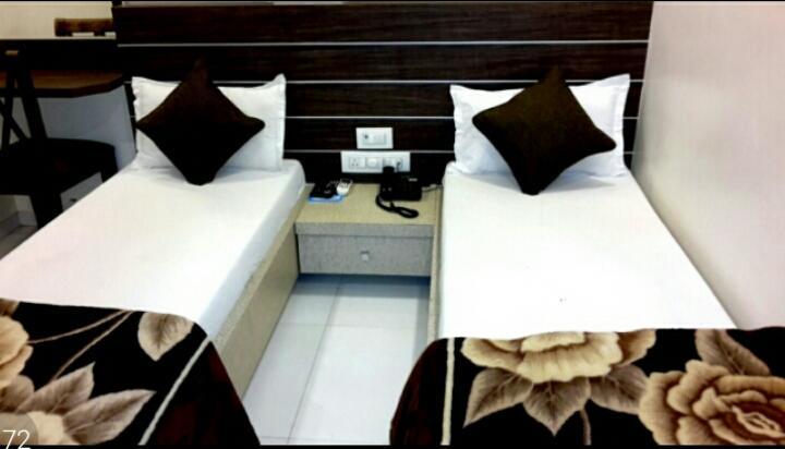 Hotel Crystal Vadodara Eksteriør bilde